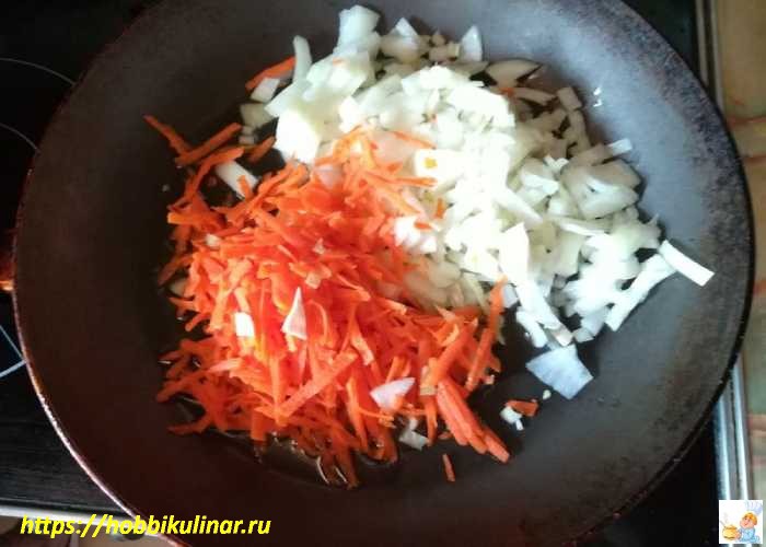 лук, морковь в сковороде