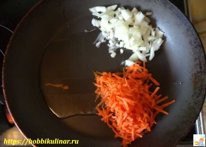 лук, морковь в сковороде
