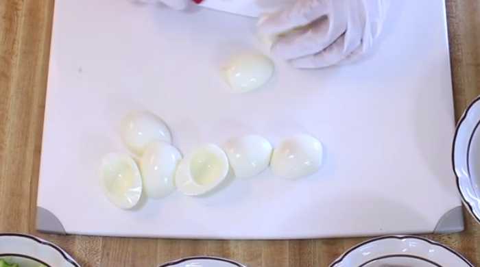 режем белки яиц