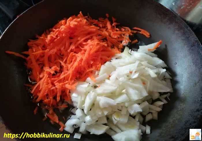 обжариваем морковь и лук