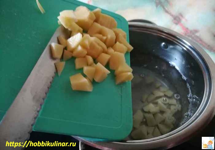 выкладываем картофель в кастрюлю