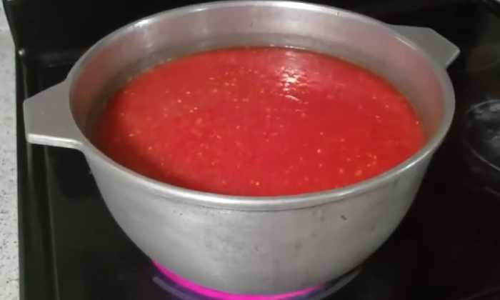 томатное пюре в казане