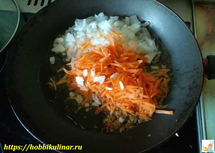 морковь и лук в сковороде