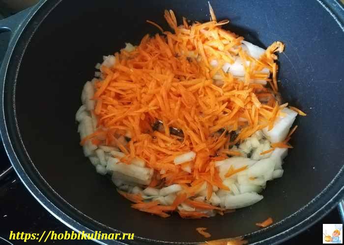 добавляем морковь в лук