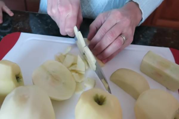 нарезать мелко яблоки