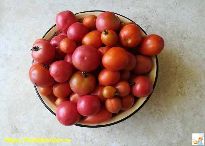 помидоры в тазу
