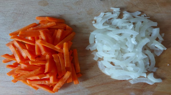нарезанные лук и морковь
