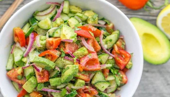 Салат с авокадо, простые, вкусные рецепты с помидорами и огурцами