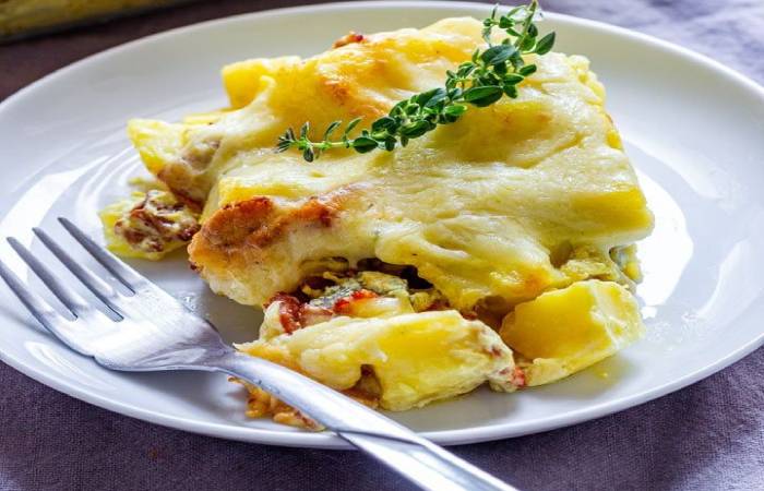 Картофельная запеканка с куриным филе под сметанным соусом, рецепт с фото — Вкусо.ру