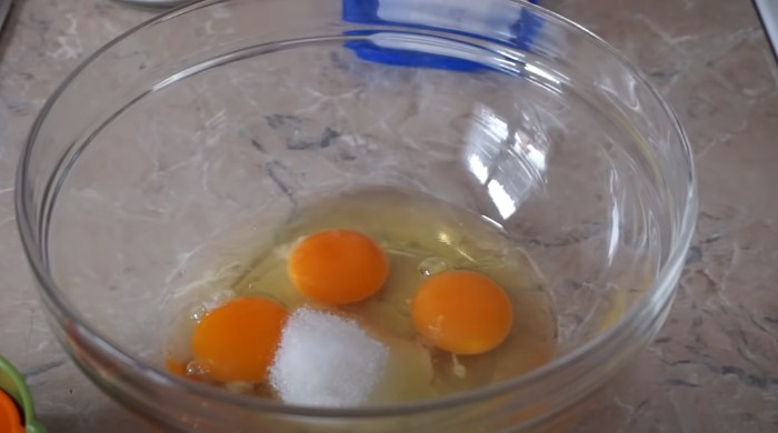разбить в чашу яйца
