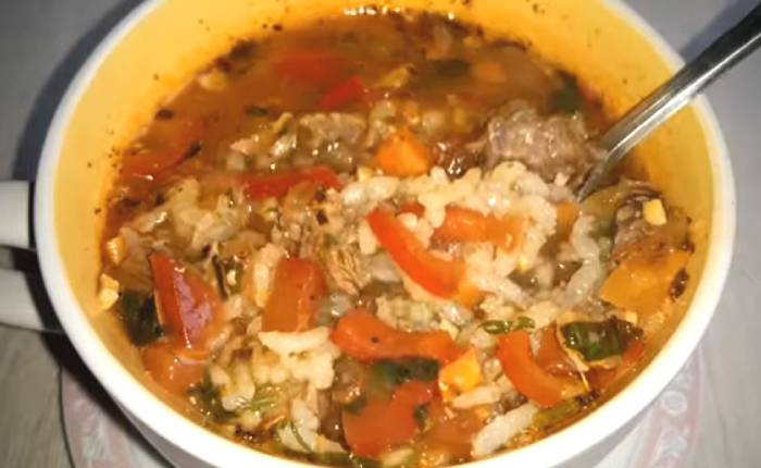Харчо с рисом. Рис для харчо тонкий. Показать суп харчо в кастрюле в домашней обстановке. Сколько риса нужно для харчо на 2.5 литра.